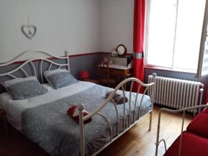 Postel nebo postele na pokoji v ubytování GITE LES 27 ROSES ET PLUS