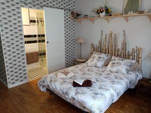 Postel nebo postele na pokoji v ubytování GITE LES 27 ROSES ET PLUS