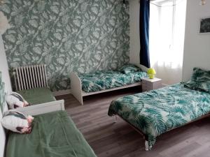 Postel nebo postele na pokoji v ubytování GITE LES 27 ROSES ET PLUS