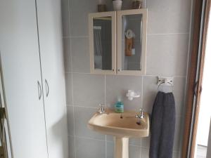 un bagno con lavandino e specchio di Ramsgate Ocean View a Margate