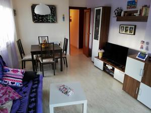 sala de estar con sofá y mesa en Apartamento Family, en Miami Platja