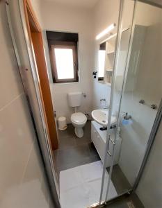 a bathroom with a toilet and a sink and a shower at Apartments ALBA Podstrana Familien-und Individualfreundlich mit Meerblick und Parkplatz in Podstrana +64 photos