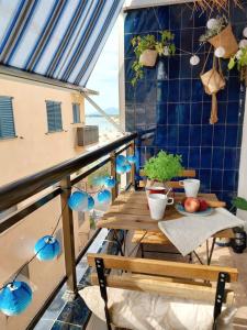 a balcony with a wooden table and a view of the ocean at Apartament Ampolla Port in L'Ampolla