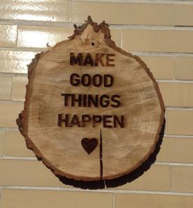 un cartel de madera en una pared con las palabras que hacen que sucedan cosas buenas en myninho, en Vila Nova de Gaia