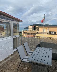 Снимка в галерията на Cosy Apartment with Terrace view in Sarzana Italy в Маринела ди Сарцана
