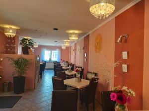 une salle à manger avec des tables et des chaises dans un restaurant dans l'établissement Pension Lavida Usedom, à Zinnowitz