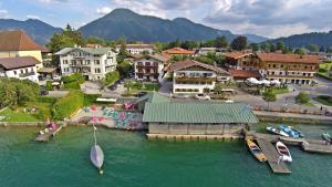 uma vista aérea de uma cidade com barcos na água em Hotel garni Reiffenstuel em Rottach-Egern