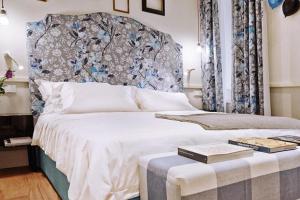 Postel nebo postele na pokoji v ubytování Cinque Rooms