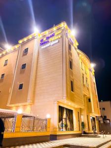 达瓦迪米Qaser Sadan的一座顶上有灯的大楼