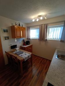 Kuchnia lub aneks kuchenny w obiekcie Ferienwohnung Stockenhuber