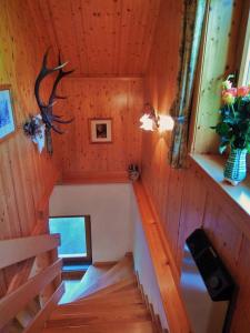 una vista aérea de una cabaña con escaleras y flores en Kleines Ferienhaus Koglerhütte, en Rossleithen