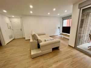 a living room with a couch and a television at Apartamento Sunrise Chapaprieta in Torrevieja