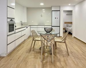 a kitchen and dining room with a table and chairs at Apartamento Sunrise Chapaprieta in Torrevieja