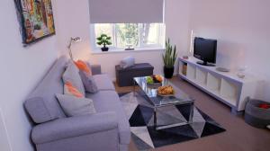 a living room with a couch and a table at FREE parking, Central Location,1 Bedroom Apartment near Tattersalls in Newmarket