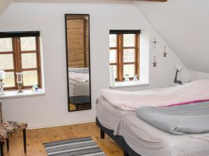 Łóżko lub łóżka w pokoju w obiekcie Fristedet Skyum