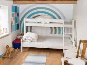 Łóżko lub łóżka piętrowe w pokoju w obiekcie Fristedet Skyum