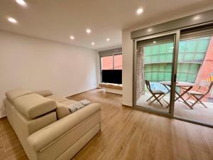 a living room with a couch and a table at Apartamento Sunrise Chapaprieta in Torrevieja