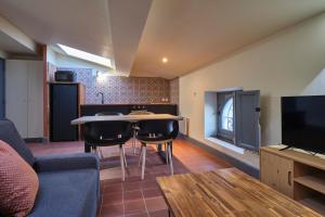 una sala de estar con un sofá y una mesa en AUTOUR DU CHATEAU, en Carcassonne