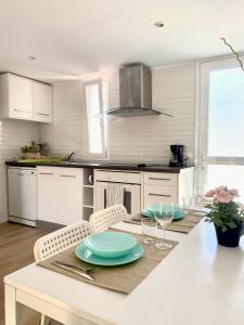 A kitchen or kitchenette at Dream Holiday Las Americas