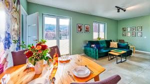 希维拉杜夫-兹德鲁伊Apartament Kwiatowy - 5D Apartamenty的客厅里有一张桌子和一张沙发