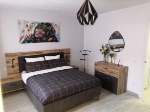 El Rincón de Moreno في Munébrega: غرفة نوم بسرير ودهان على الحائط