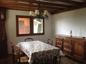 una sala da pranzo con tavolo e finestra di Les Grangettes 2 - DUPLEX - WIFI gratuite a Les Carroz d'Araches
