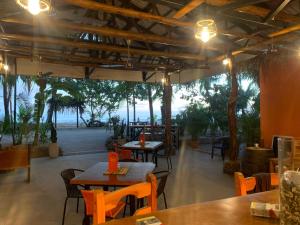 Restaurant o un lloc per menjar a Beach Front Bahia