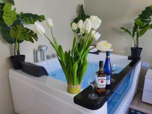 Minuman di Magic on the sea-suites with a private jacuzzi and a private sea view