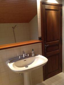 Bathroom sa Les Grangettes 2 - DUPLEX - WIFI gratuite