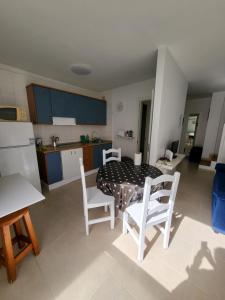 Kuchnia lub aneks kuchenny w obiekcie Nice rooms in a shared apartment in the centre of Corralejo Habitaciones en piso compartido