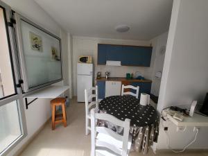 Kuchnia lub aneks kuchenny w obiekcie Nice rooms in a shared apartment in the centre of Corralejo Habitaciones en piso compartido
