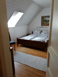 um quarto com uma cama num sótão em GOLDENVENDÉGHÁZ em Balatonszabadi