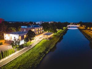 Výhled na řeku, která protéká v blízkosti hotelu