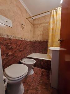 uma casa de banho com um WC, um lavatório e uma banheira em Paseo Aldrey em Mar del Plata