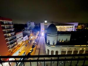 uma vista de uma cidade à noite com um edifício em Paseo Aldrey em Mar del Plata