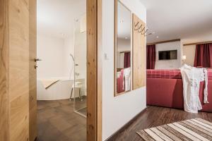 A bed or beds in a room at Hotel Kirchlerhof