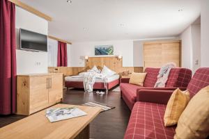 A television and/or entertainment centre at Hotel Kirchlerhof