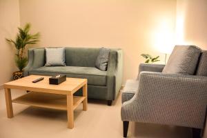  بارك تاون في جدة: غرفة معيشة مع أريكة وطاولة وكرسيين