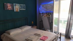 sypialnia z łóżkiem z ręcznikami w obiekcie Cozy and modern apartment w Korfu