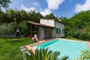 Imagen de la galería de villa con piscina esclusiva nel verde, en Lucca