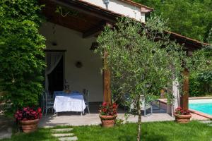 Imagen de la galería de villa con piscina esclusiva nel verde, en Lucca