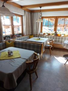 Reštaurácia alebo iné gastronomické zariadenie v ubytovaní Haus Theresia