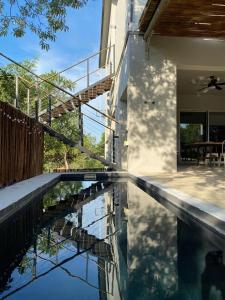 una casa con piscina al lado de una casa en Birdsong Kruger, en Marloth Park
