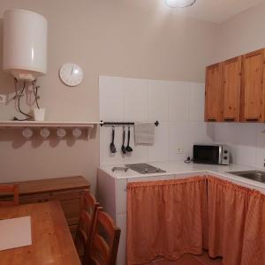 a kitchen with a table and a counter top at Candela's House in Barranco Hondo