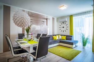 Posedenie v ubytovaní MyFlat Diamond Bay Apartment