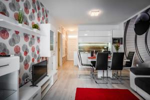 Televízia a/alebo spoločenská miestnosť v ubytovaní MyFlat Diamond Bay Apartment