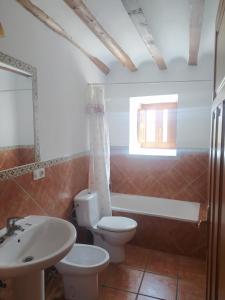 Ванная комната в Casa Rural El Cortijo Nuevo, en El Cerezo