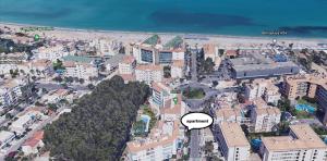 une vue aérienne sur une ville avec un cercle vert dans l'établissement Bright Sunny Albir Beach Apartment, à Albir