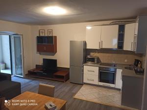 sala de estar con cocina con nevera en Apartments Zo, en Makarska