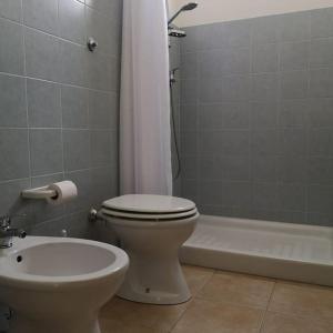 ein Badezimmer mit einem WC, einer Badewanne und einem Waschbecken in der Unterkunft Villa Aurora in Capilungo